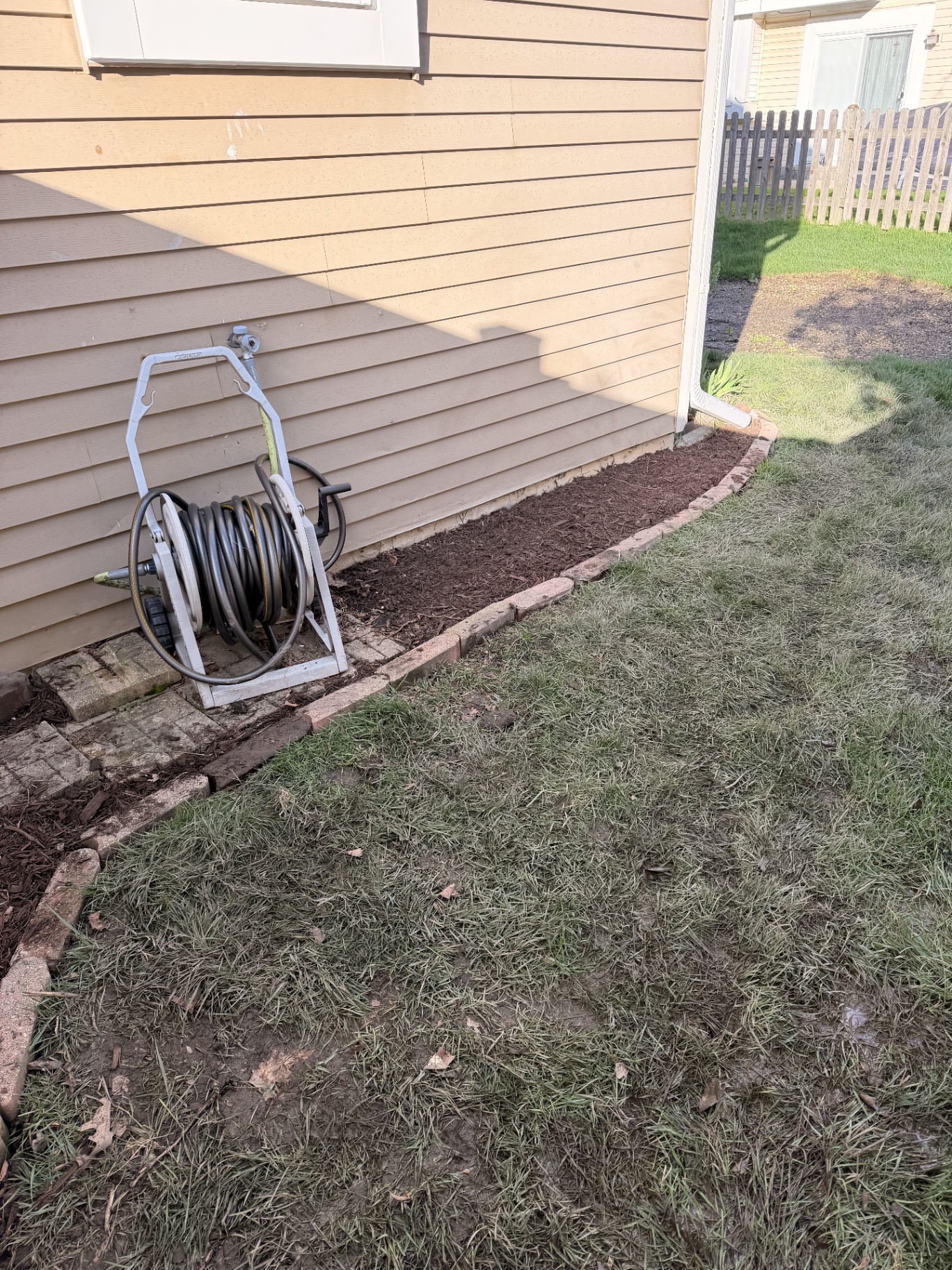 Side-yard mulch & edging